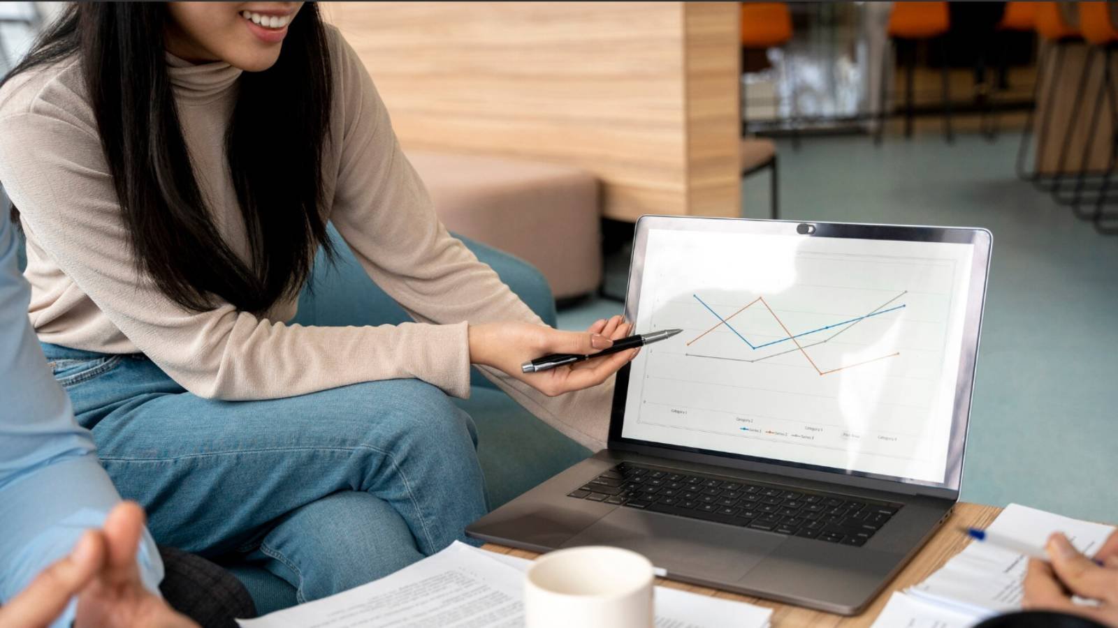 Pessoa analisando gráfico de crescimento de clientes em um notebook