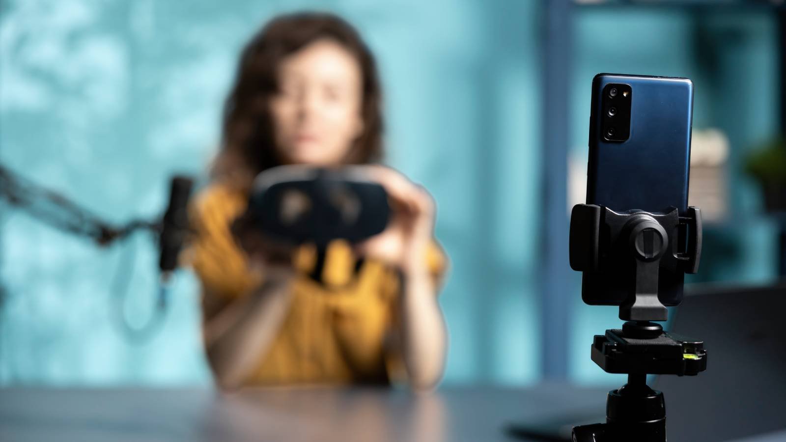 Celular gravando um vídeo vertical estilo Reels em um tripé